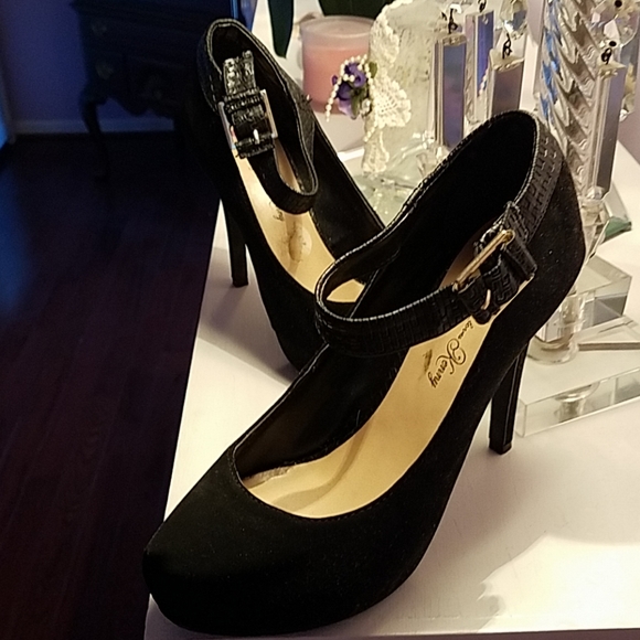 Shoes - Picture 2 of 4